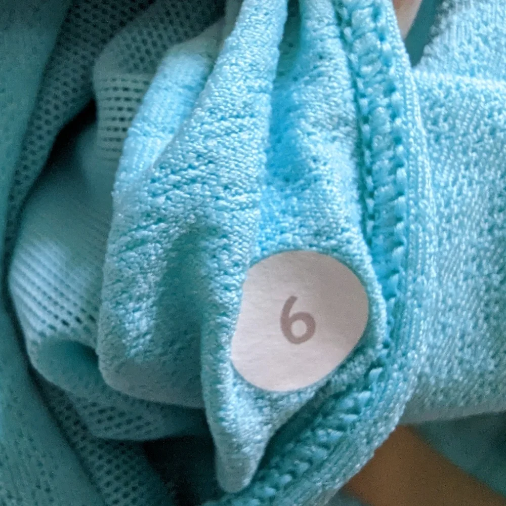 NWOT LULULEMON Top size 6 - Picture 5 of 5